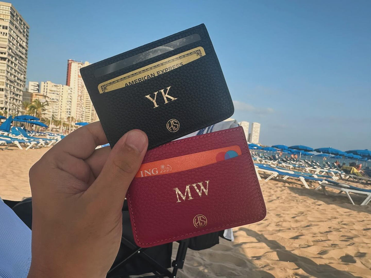 Onze Flagship kaarthouder van echt leer met naam of initialen